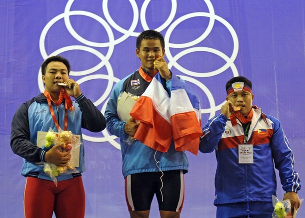Trần Văn Hóa (trái) đoạt HCB.